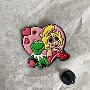 New Adorable The Muppets Kermit & Ms. Piggy Pink Heart Brooch Enamel Pin 1.5”